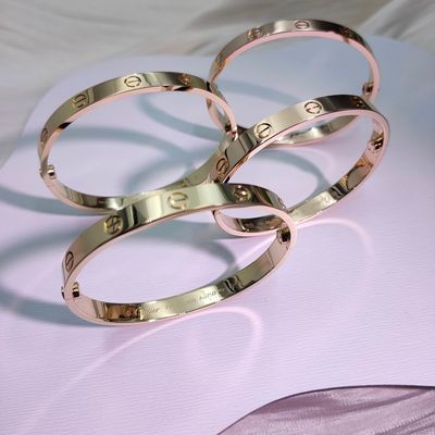 18K Gold Classic Model LOVE Bracelet ขนาดกลาง 6.1mm ความกว้าง ระบบแนบเดิมที่มีสองสกรูและชักสกรู